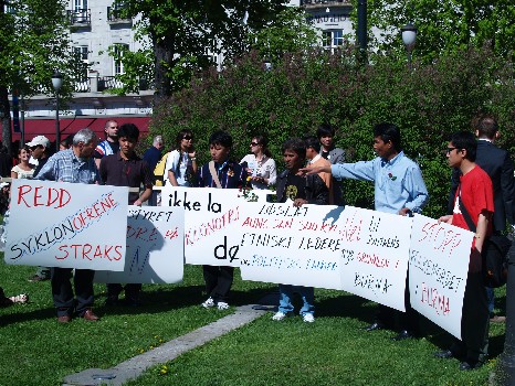 Group of Burmese demonstrators with posters. Oslo 9 May 08 350.jpg