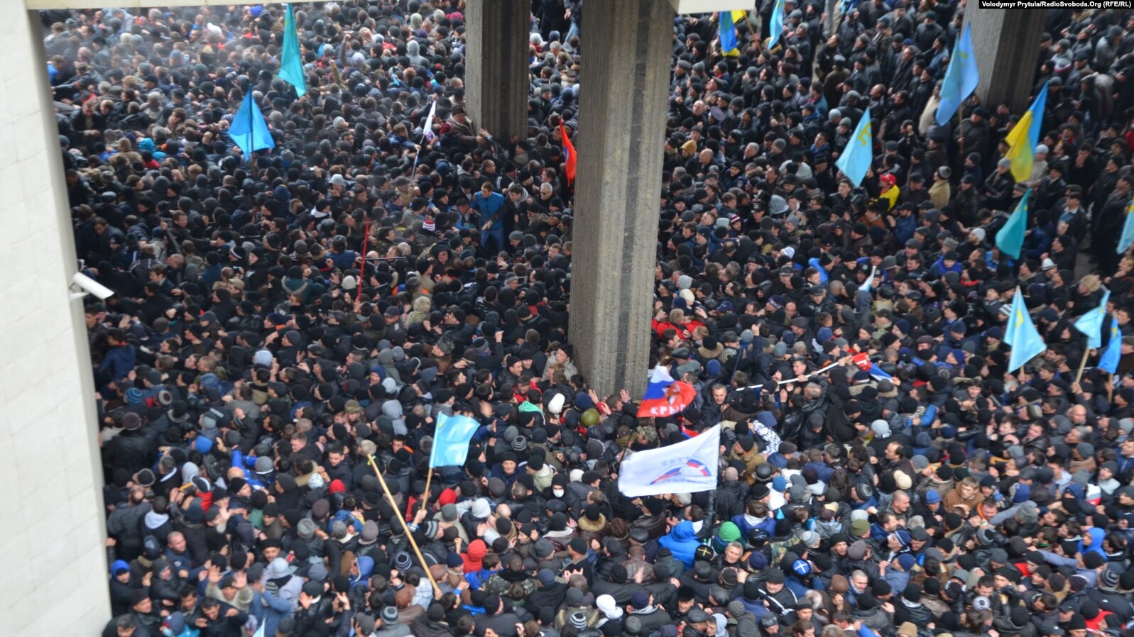 Pro-Ukrainian and pro-Russian activists near the Crimean parliament building, February 26, 2014. Photo by Volodymyr Prytula, RFE/RL.