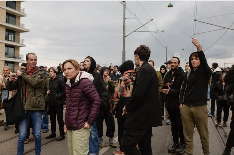 Dragoslava Barzut (front) during the protest against the demolition of the historical bridge in Belgrade, 20 November 2024. The photo was taken by Sanja Knežević. “Citizens have been fighting for weeks to prevent the demolition of this historically important bridge, and the authorities seem to have taken advantage of the clashes in Novi Sad that took place on the same day, to start removing the bridge, sending the police in full gear,” Alma Mustajbašić.