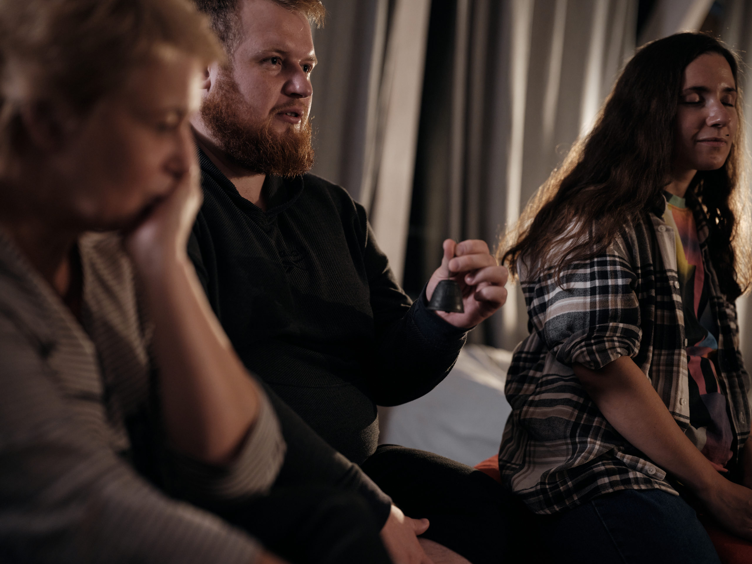 Hennadii Vypynashko (centre) during one of the sessions of the retreat organised by AHALAR, in September 2024. Photographed by Ukrainian war photographers Kostiantyn and Vlada Liberov.